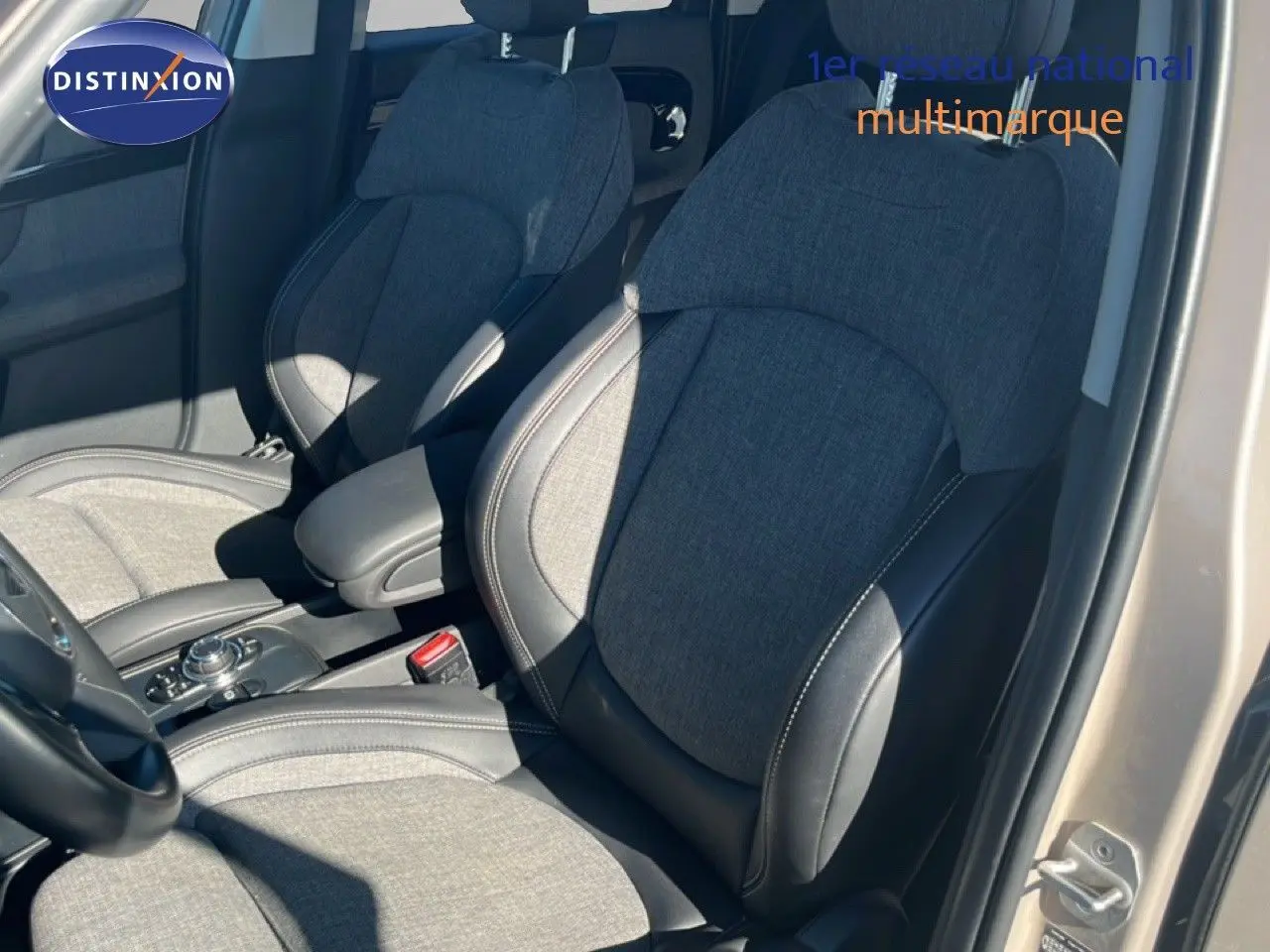Vue intérieure en gros plan sur les sièges avant tissu et cuir noir du MINI Countryman Rooftop Grey 2023.