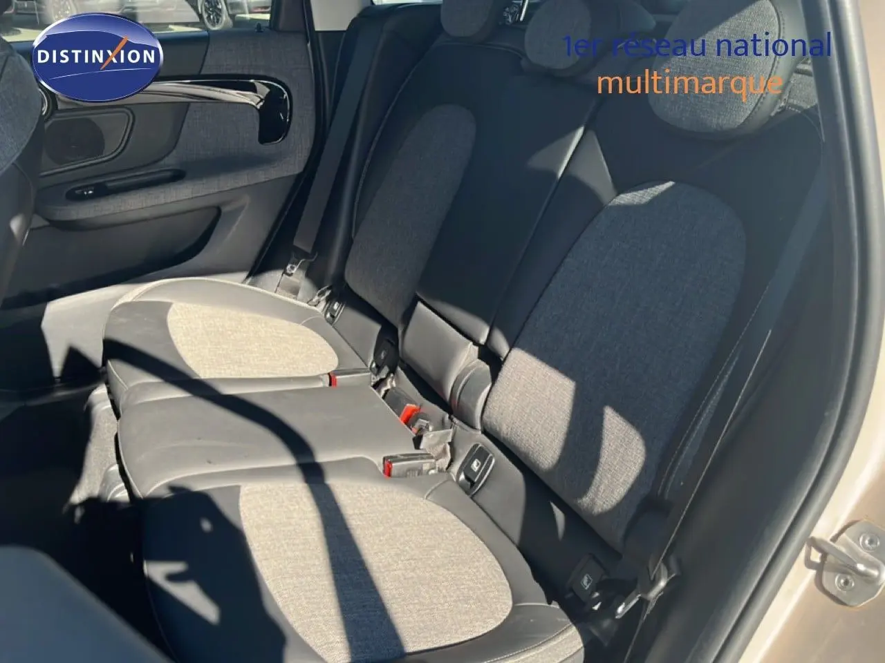 Vue intérieure côté droit des sièges arrière gris clair et noir du MINI Countryman Cooper 2023 en rooftop grey metal.