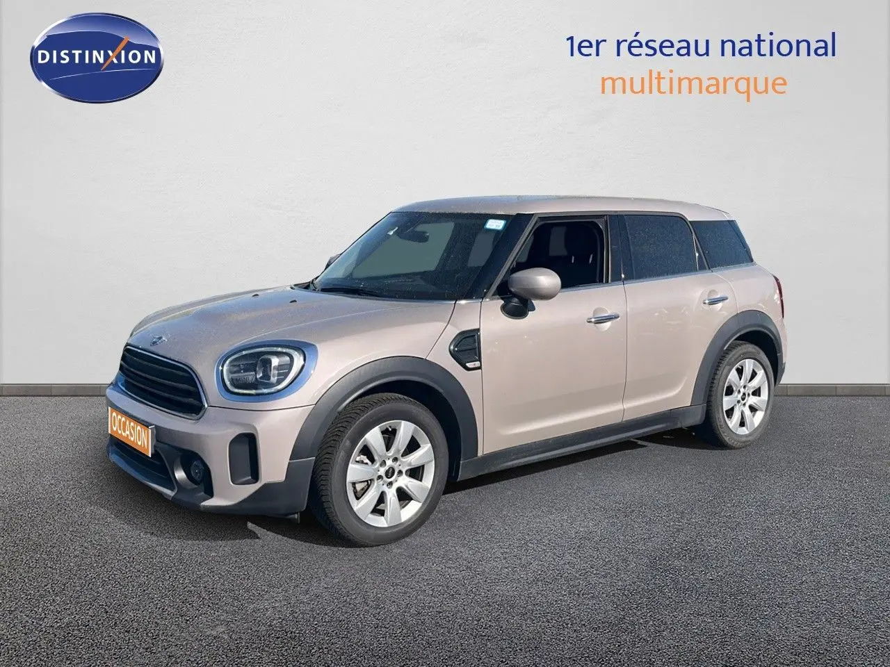 Vue 3/4 avant droit d'une MINI Countryman Cooper grise rooftop avec jantes argentées sur fond neutre.