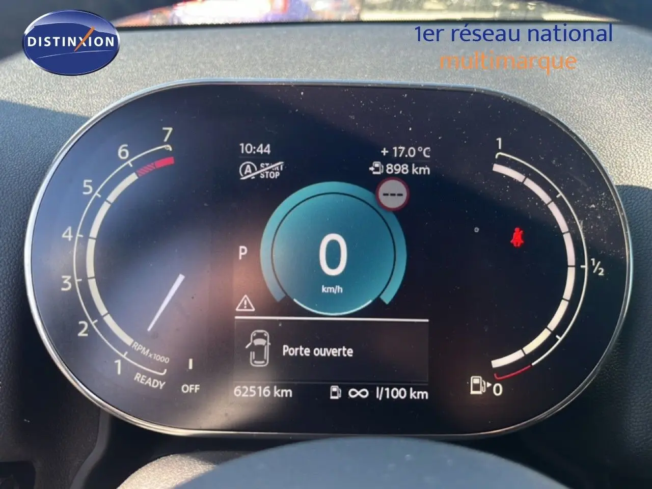 Tableau de bord numérique de MINI Countryman 2023 affichant vitesse, compte-tours et alerte porte ouverte.