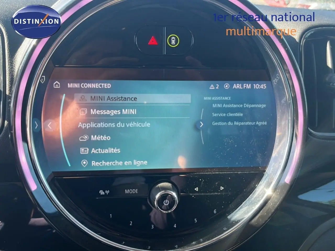 Écran central rond du MINI Countryman Cooper 2023 en rooftop grey, affichant le menu MINI Connected.