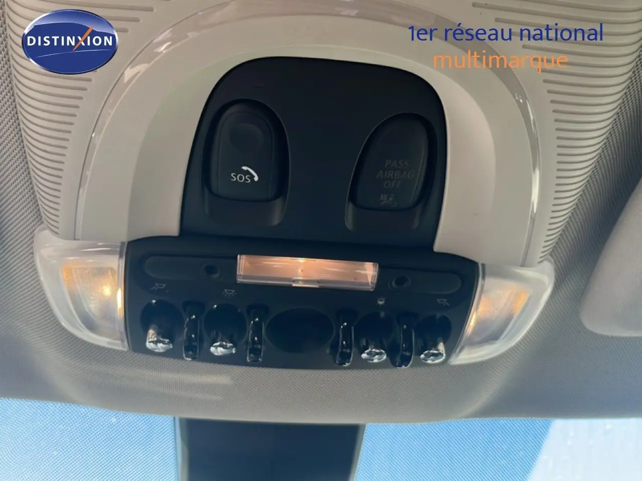 Vue en contre-plongée du plafonnier intérieur avec commandes et éclairage du MINI Countryman gris rooftop 2023.