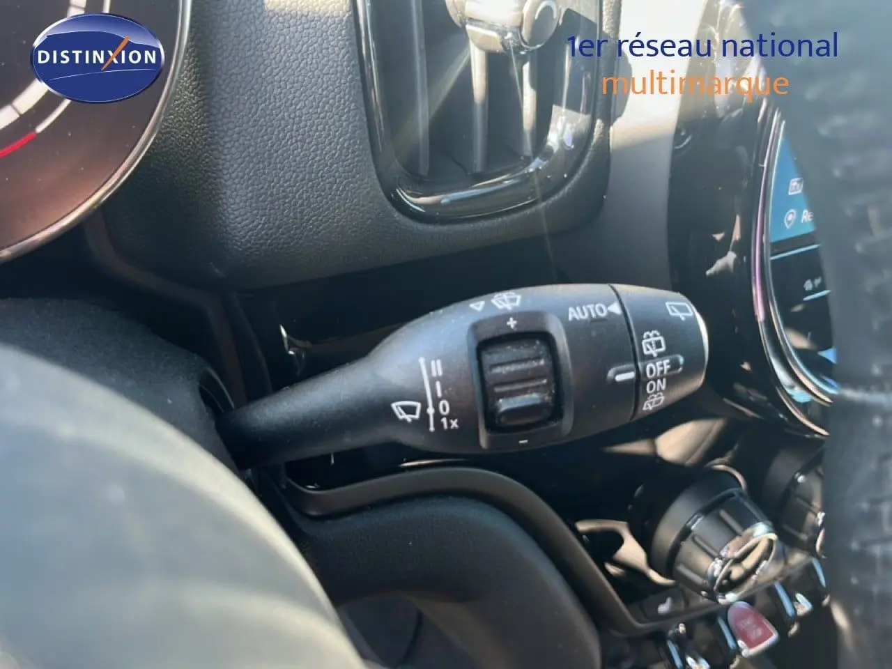 Gros plan sur la commande d’essuie-glace côté gauche du tableau de bord d’un MINI Countryman gris rooftop 2023.
