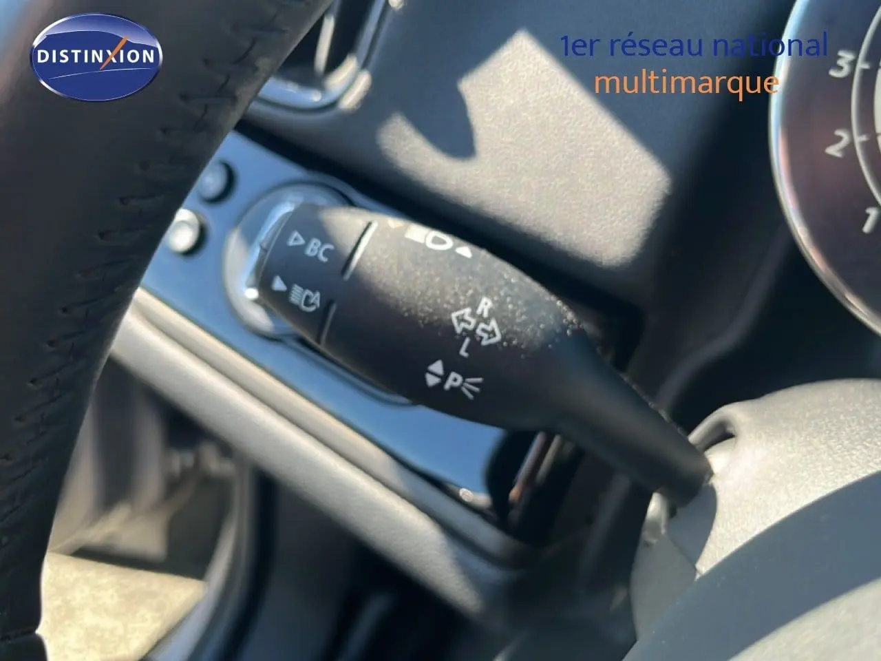 Gros plan sur la manette de clignotant du MINI Countryman Cooper 2023, intérieur en Rooftop Grey Metal.