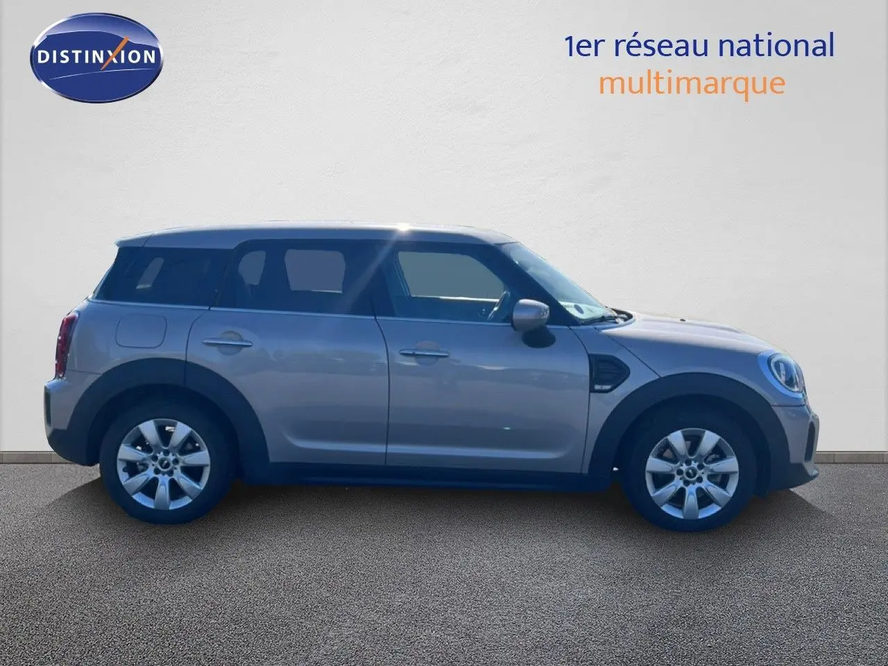 Vue de profil côté gauche d'une MINI Countryman Cooper 2023 en gris rooftop metal avec jantes alliage.