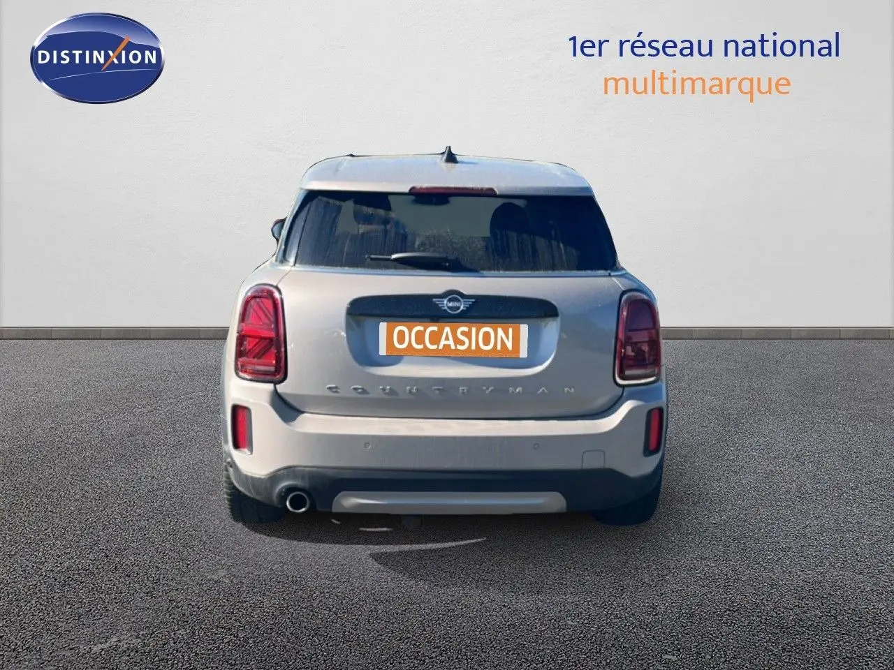 Vue arrière d'une MINI Countryman Cooper grise rooftop avec feux arrière LED et plaque "OCCASION" visible.