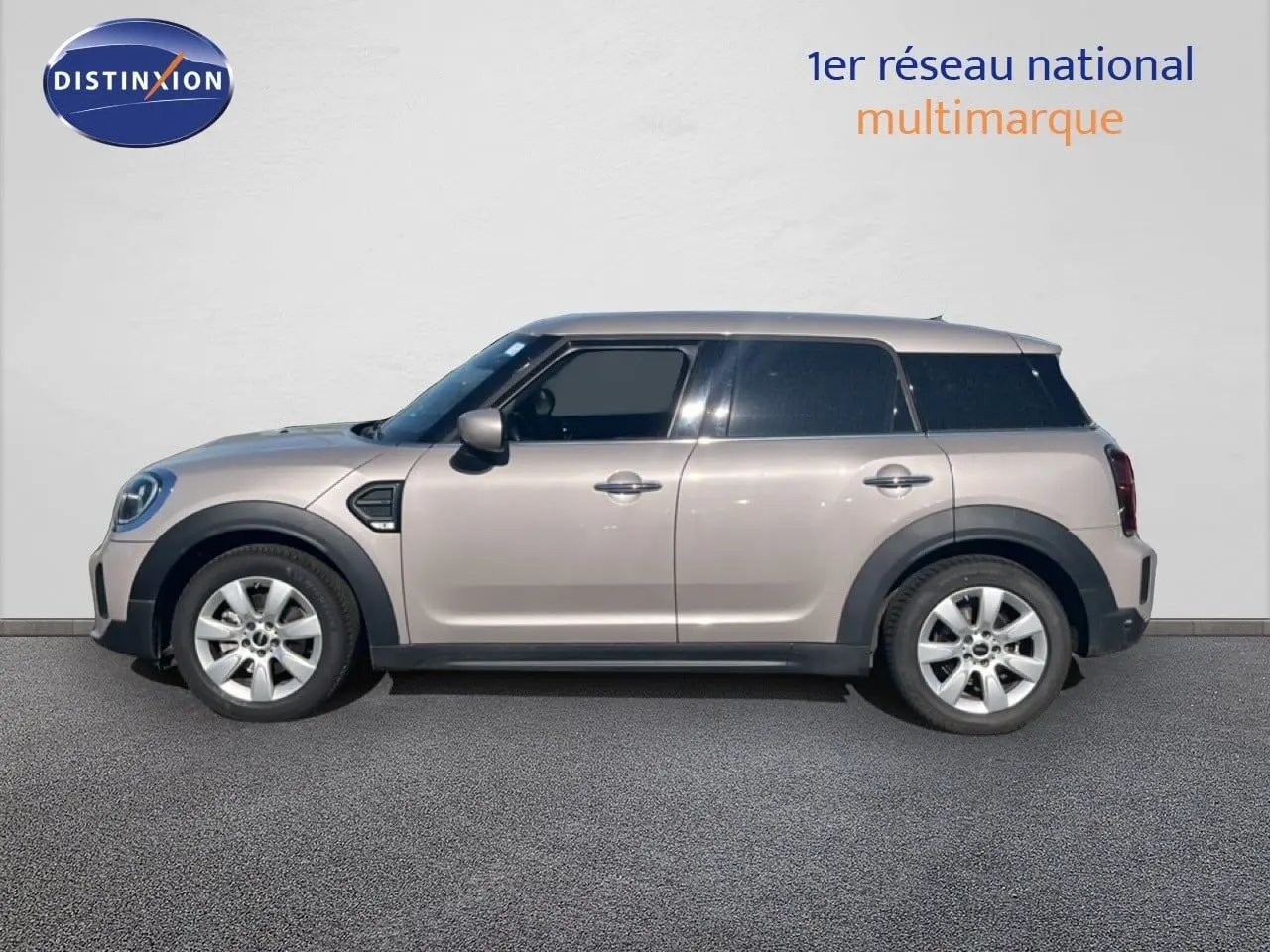 Profil droit d'une MINI Countryman Cooper 2023 en Rooftop Grey Metal avec toit noir et jantes argentées.