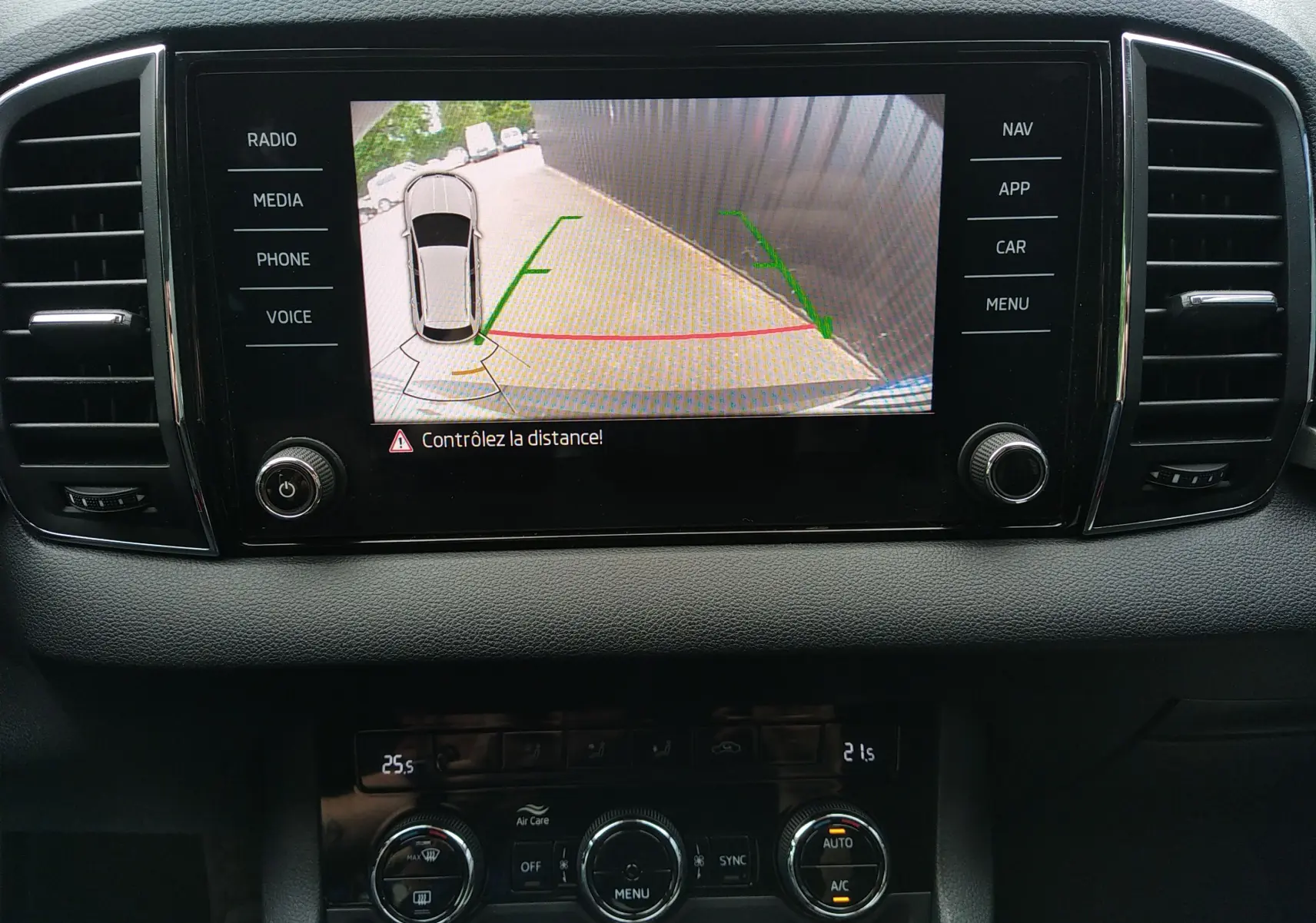 Écran central du Skoda Karoq gris 2021 montrant la caméra de recul avec guidage dynamique et alertes de distance.