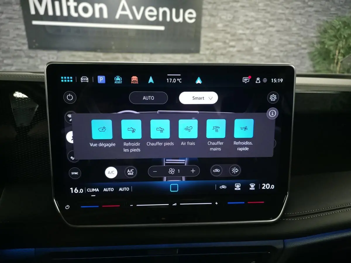 Écran tactile central du Volkswagen Tiguan 2025 affichant les réglages climatiques avec interface moderne.