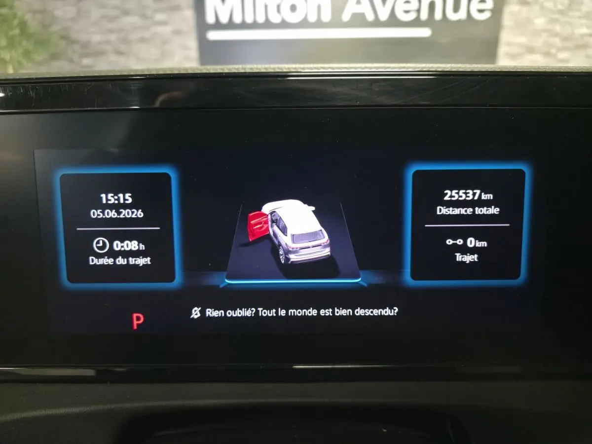 Affichage numérique du tableau de bord du Volkswagen Tiguan montrant la porte avant gauche ouverte et les informations de trajet.