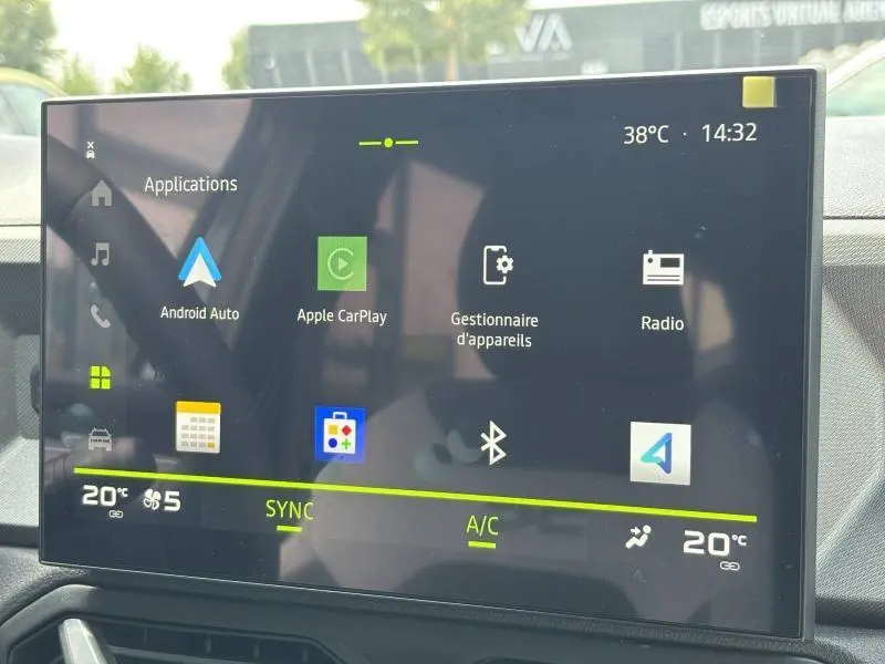 Écran tactile central du tableau de bord du Dacia Bigster 2025 montrant les applications Android Auto et Apple CarPlay.