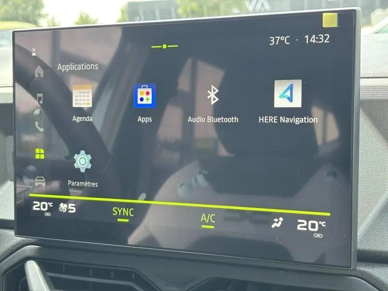 Écran tactile central du tableau de bord du Dacia Bigster blanc, affichant les applications et la climatisation à 20°C.
