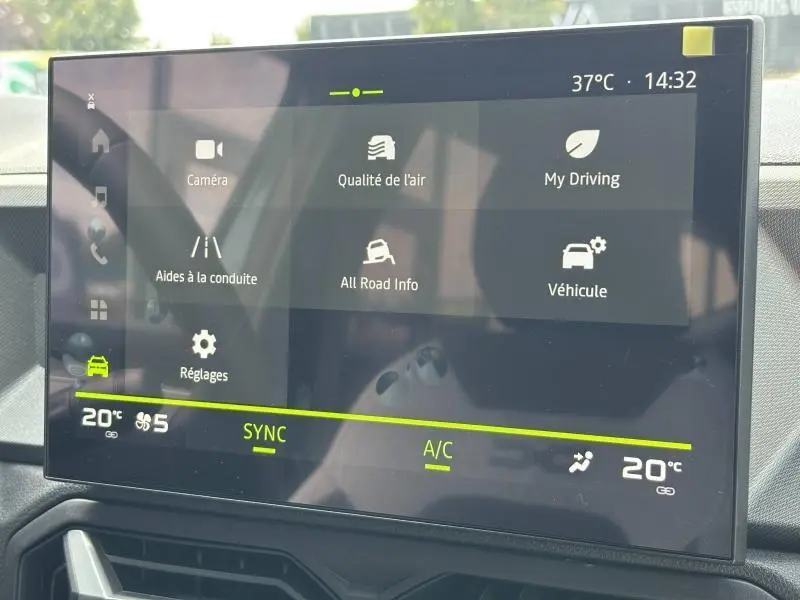 Écran tactile central du tableau de bord du Dacia Bigster 2025 montrant les réglages de conduite et climatisation.