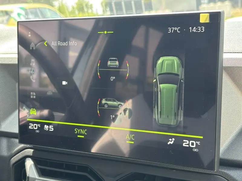 Écran tactile intérieur du Dacia Bigster 2025 montrant l'info route et la vue 360° du véhicule en vert.