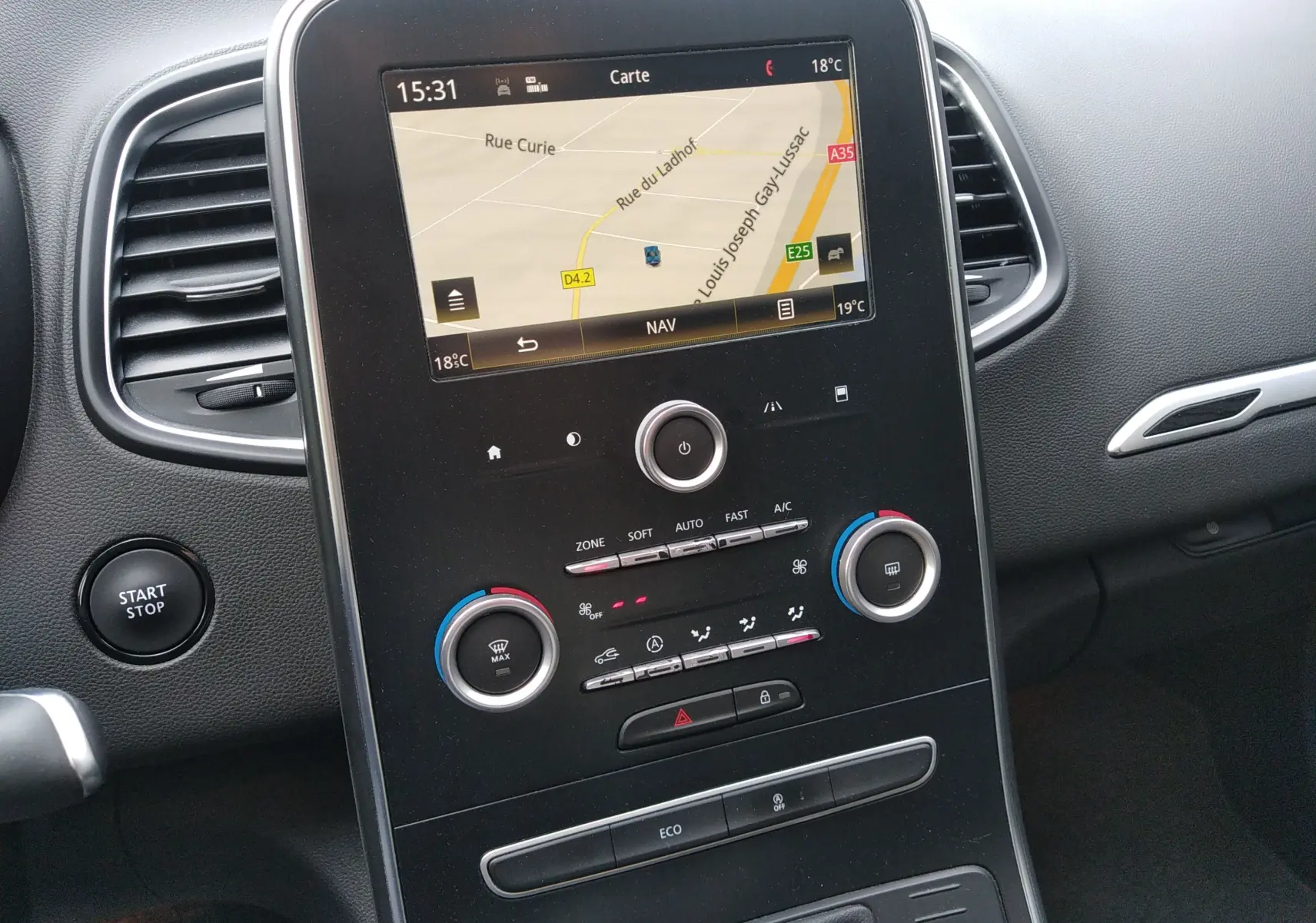 Tableau de bord du Renault Grand Scenic IV 1.3 TCE 140ch Business avec écran tactile et commandes de climatisation.