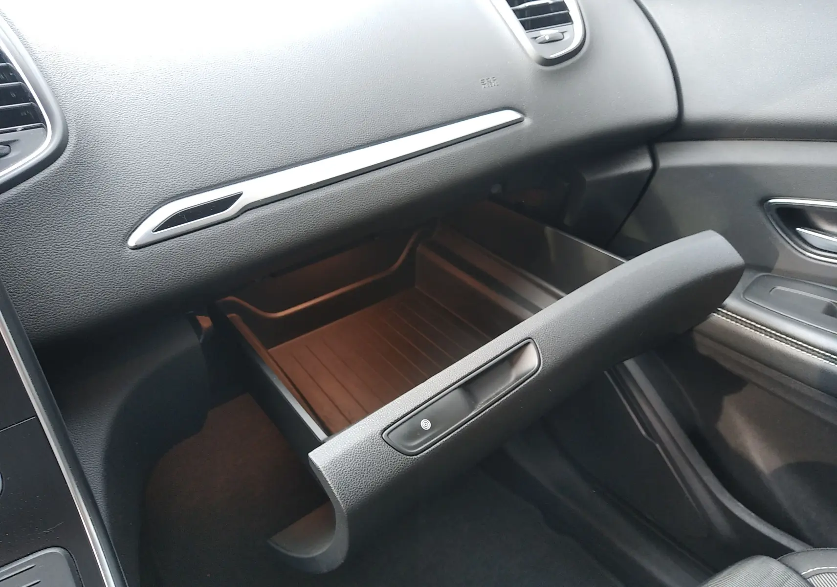Vue intérieure côté passager du Renault Grand Scenic IV 2018, boîte à gants ouverte avec tableau de bord noir.