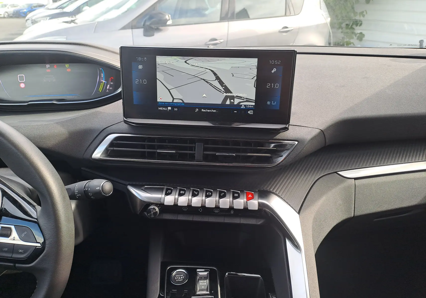 Vue intérieure du tableau de bord du Peugeot 3008 Hybrid 145 Allure Pack 2024, avec écran tactile et commandes centrales.