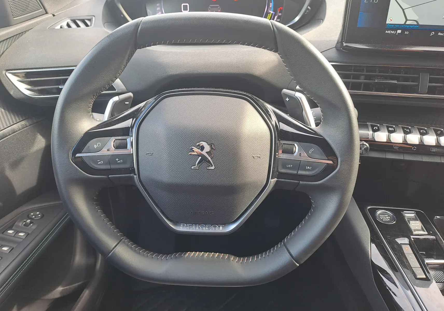 Volant cuir noir de Peugeot 3008 Hybrid 145 Allure Pack 2024 avec commandes intégrées et tableau de bord numérique.