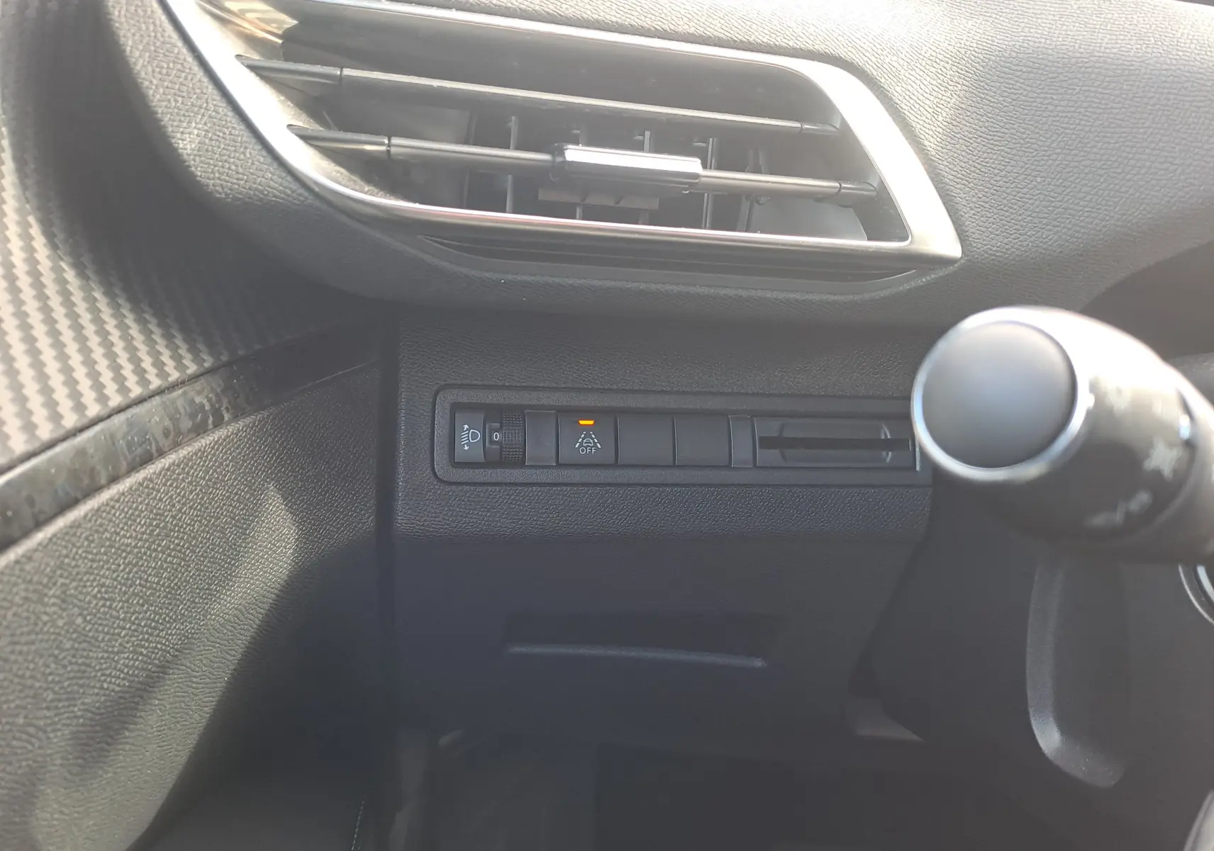 Détail du tableau de bord côté gauche du Peugeot 3008 Hybrid 145 Allure Pack 2024 avec commandes d'éclairage et ventilation.