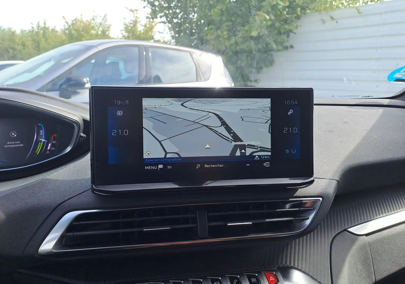 Tableau de bord du Peugeot 3008 Hybrid 145 Allure Pack 2024 avec écran tactile de navigation et commandes intégrées.