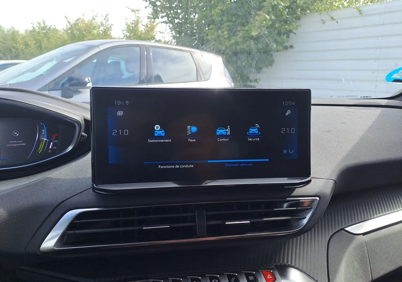 Écran tactile central du tableau de bord du Peugeot 3008 gris platinium, affichant les réglages de conduite.