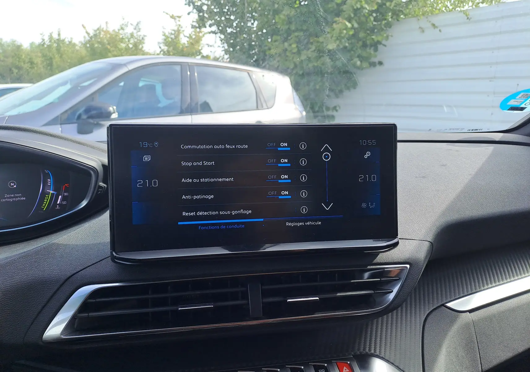 Écran tactile central du Peugeot 3008 Hybrid 145 Allure Pack 2024 montrant les réglages d'aide à la conduite, tableau de bord partiel visible.