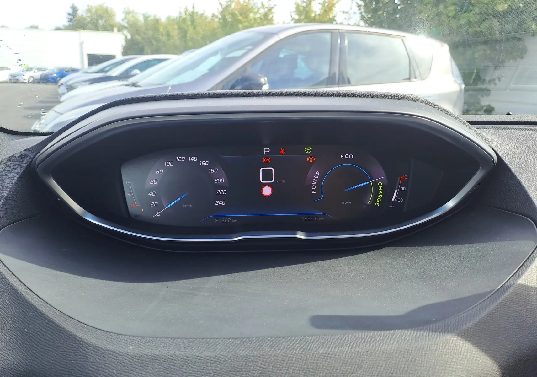 Tableau de bord numérique du Peugeot 3008 Hybrid 145 en gris platinium, affichant vitesse et indicateurs hybrides.