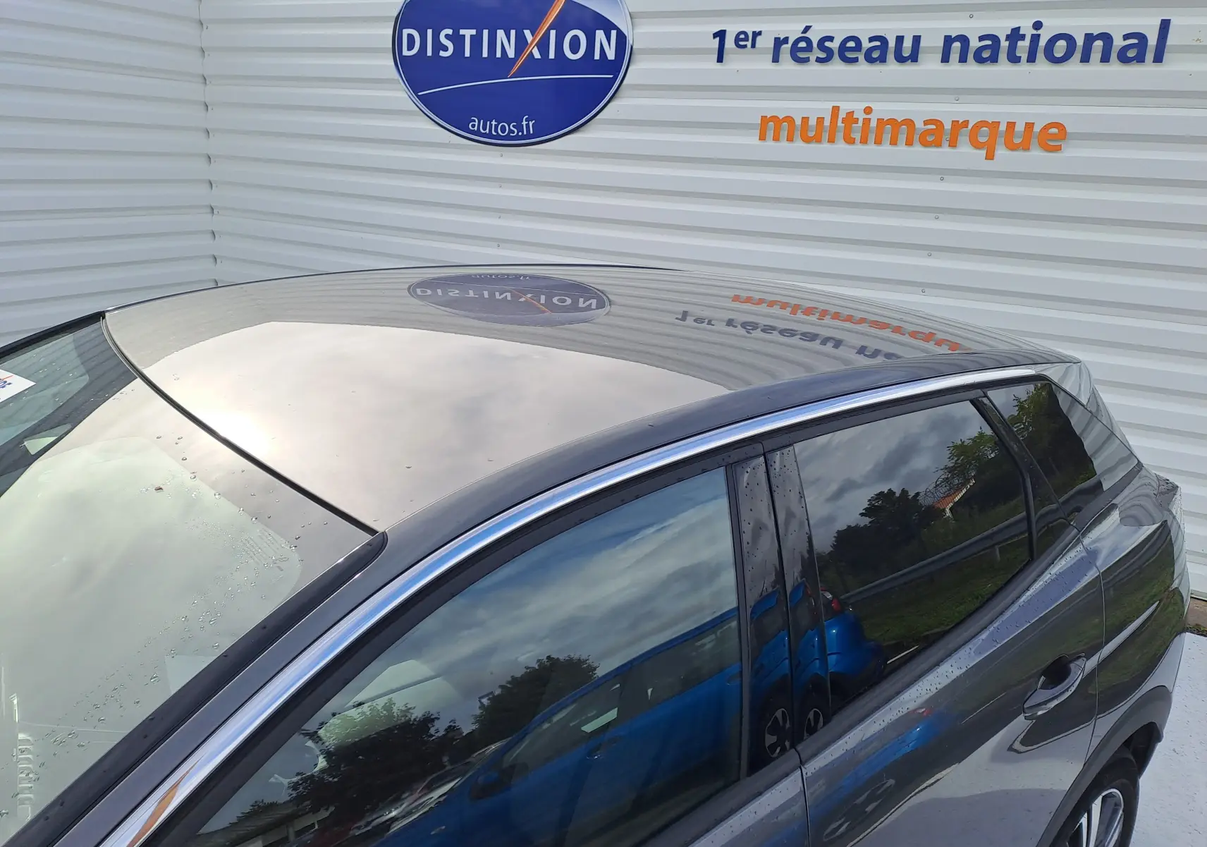 Vue latérale droite du Peugeot 3008 gris platinium 2024 avec toit panoramique et jantes alliage visibles.