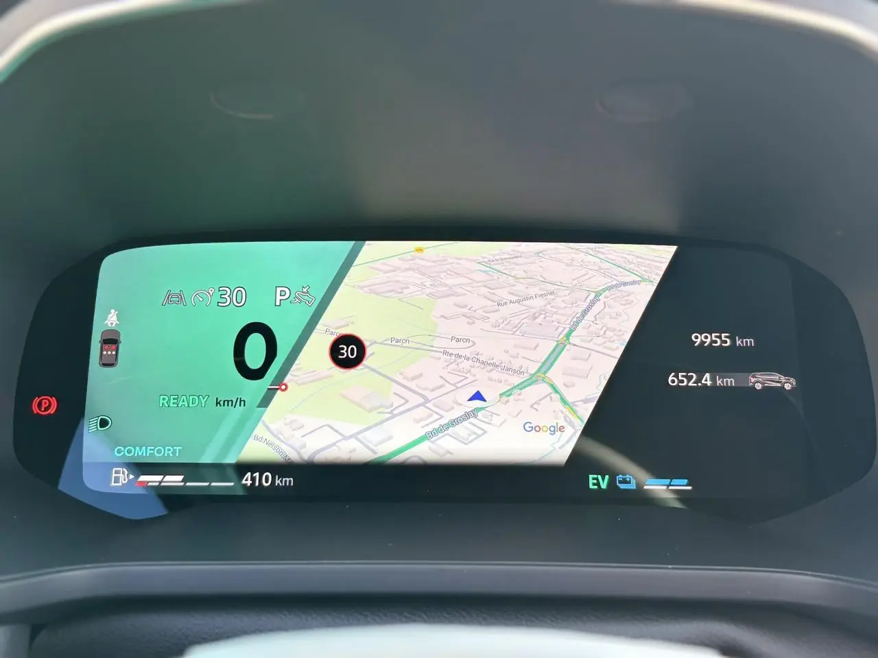 Tableau de bord numérique de la Renault SYMBIOZ affichant la navigation GPS et les informations de conduite en mode confort.