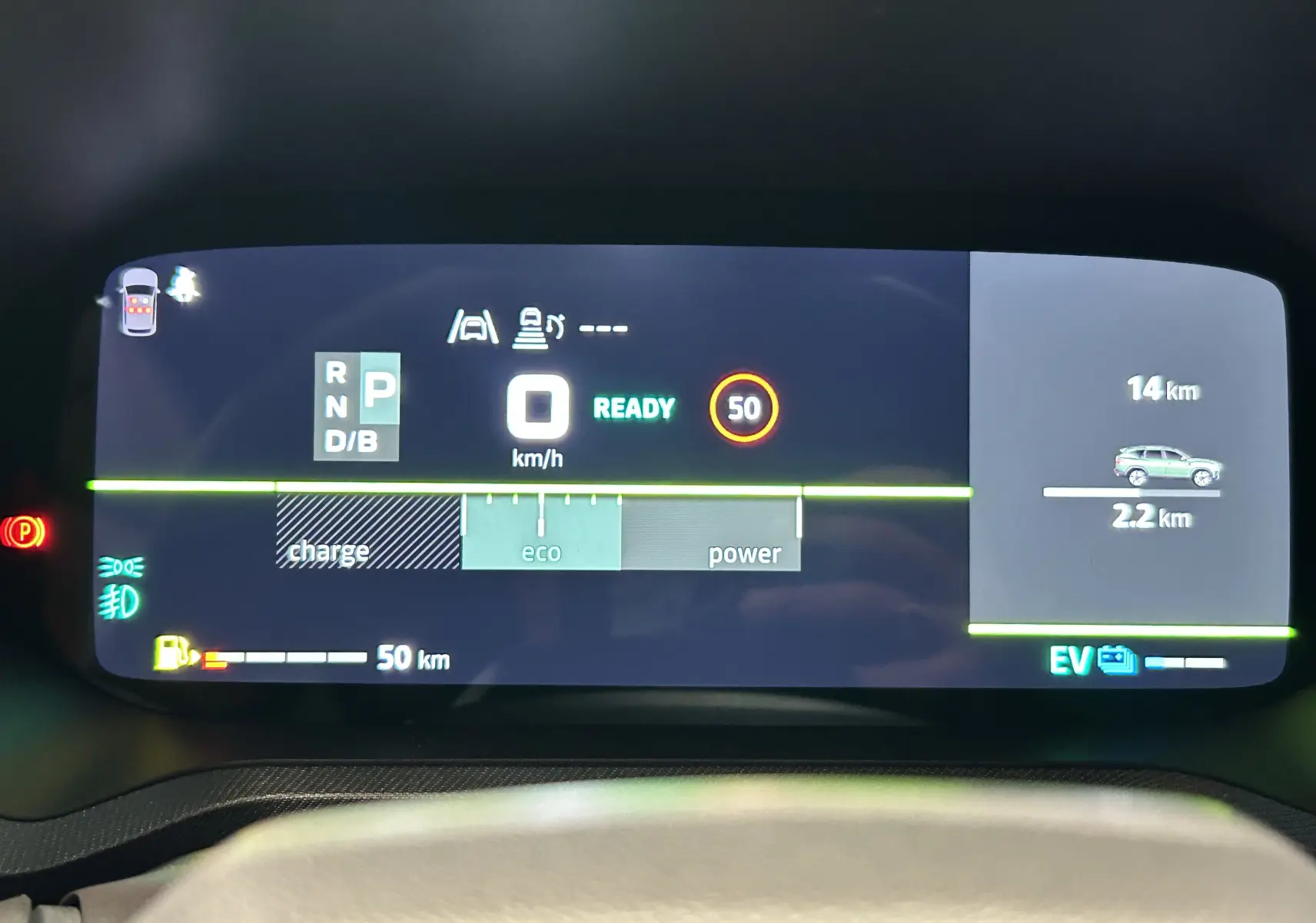 Tableau de bord numérique du Dacia Bigster hybride affichant la vitesse à 0 km/h et l'autonomie de 50 km, vue frontale.