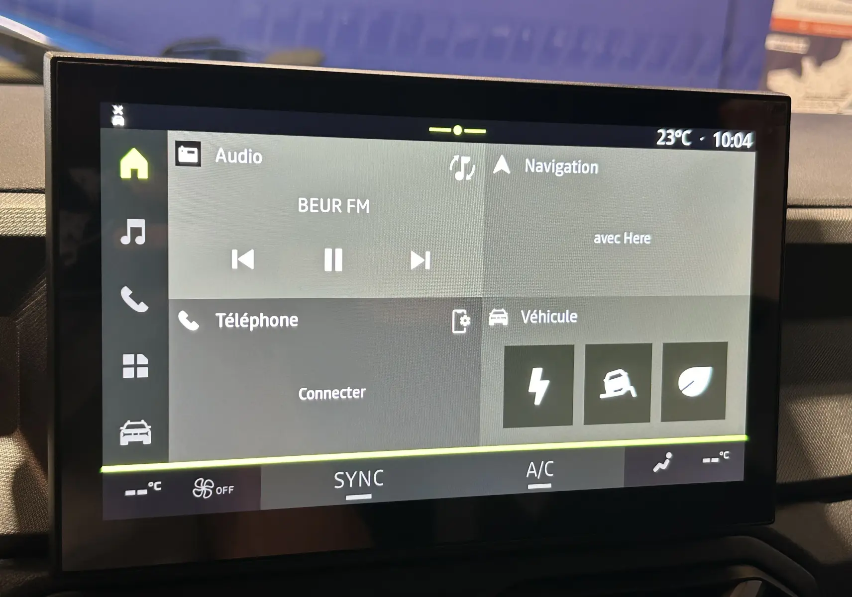 Écran tactile central affichant les options audio, navigation et véhicule du Dacia Bigster 2026 en intérieur.