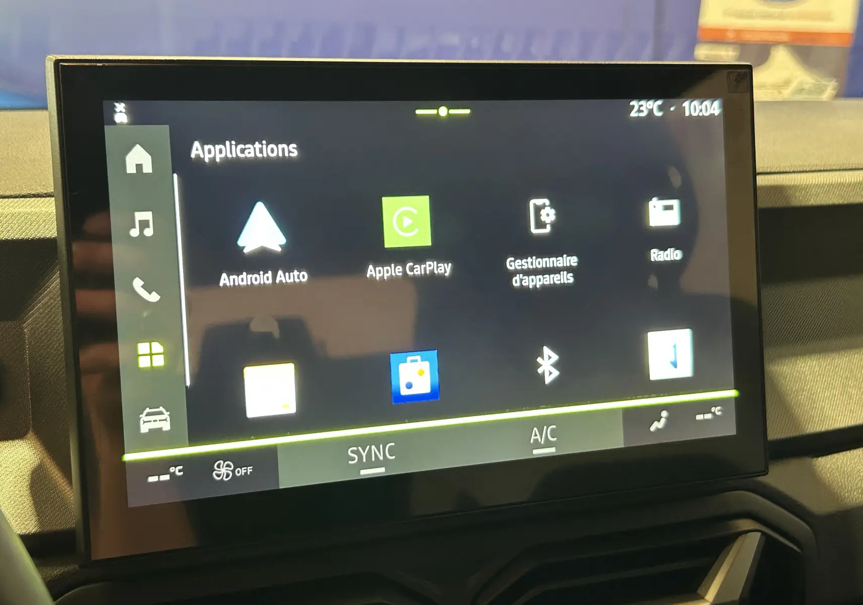 Écran tactile central du tableau de bord du Dacia Bigster 2026 affichant les applications Android Auto et Apple CarPlay.