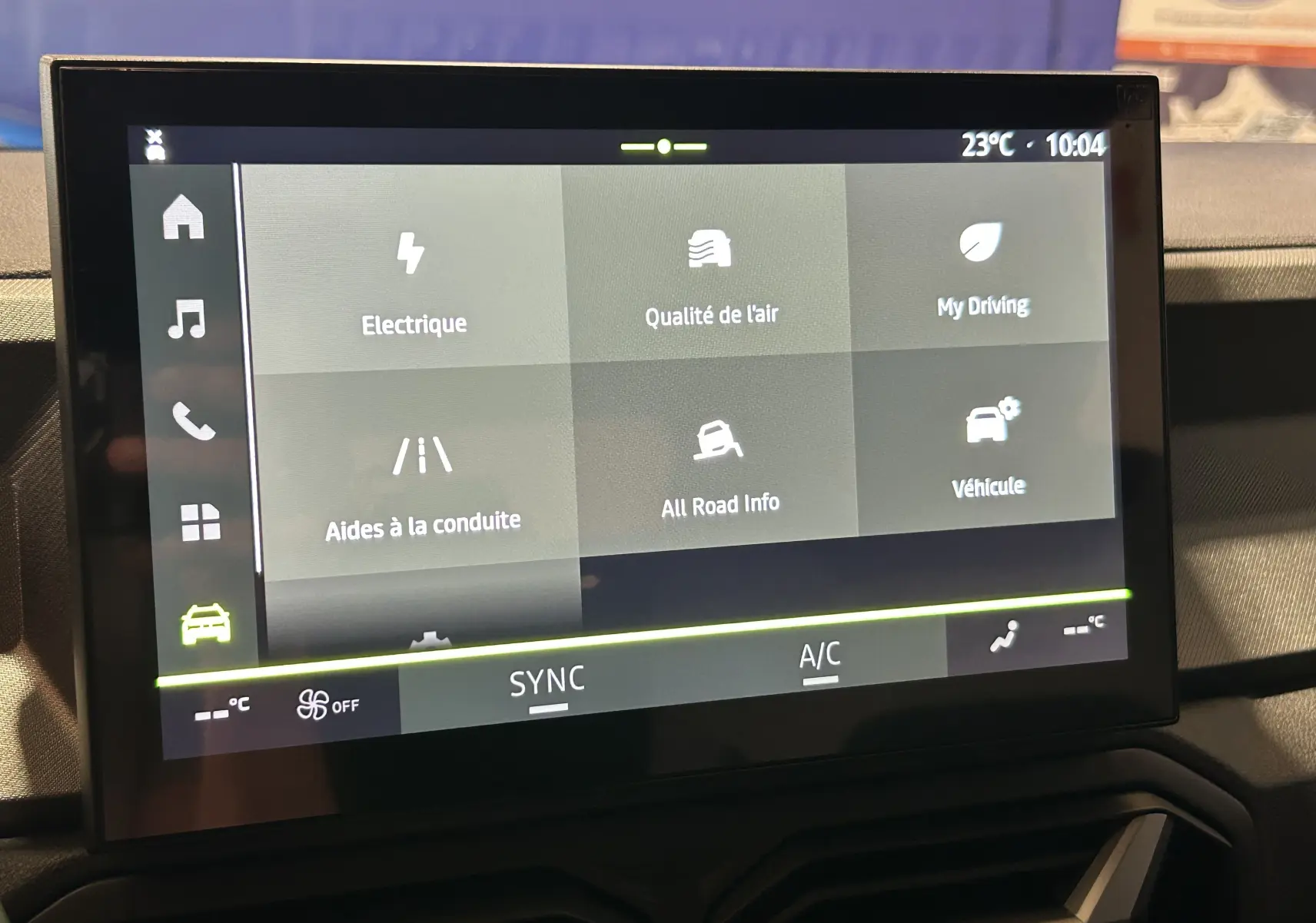 Écran tactile central du tableau de bord du Dacia Bigster 2026 affichant les options de conduite et qualité de l'air.