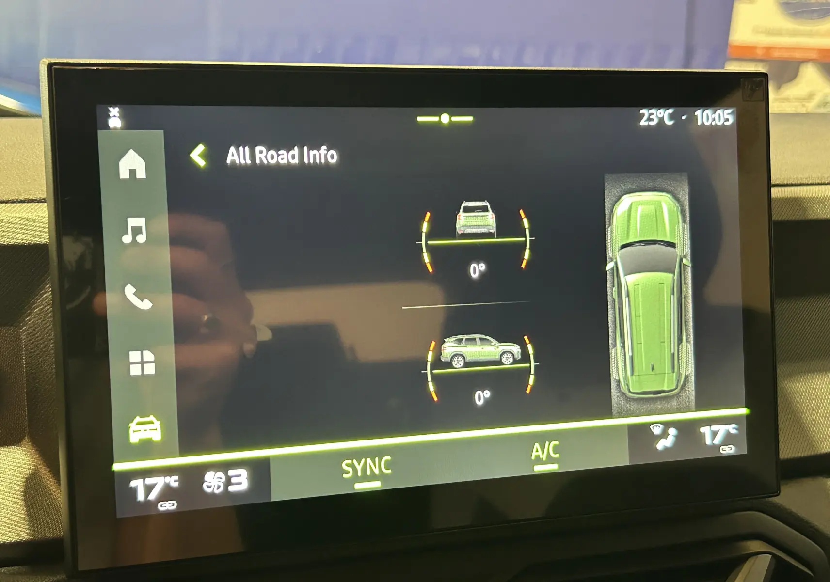 Écran tactile intérieur du Dacia Bigster 2026 montrant les informations de stabilité et la vue 3D du véhicule en vert.