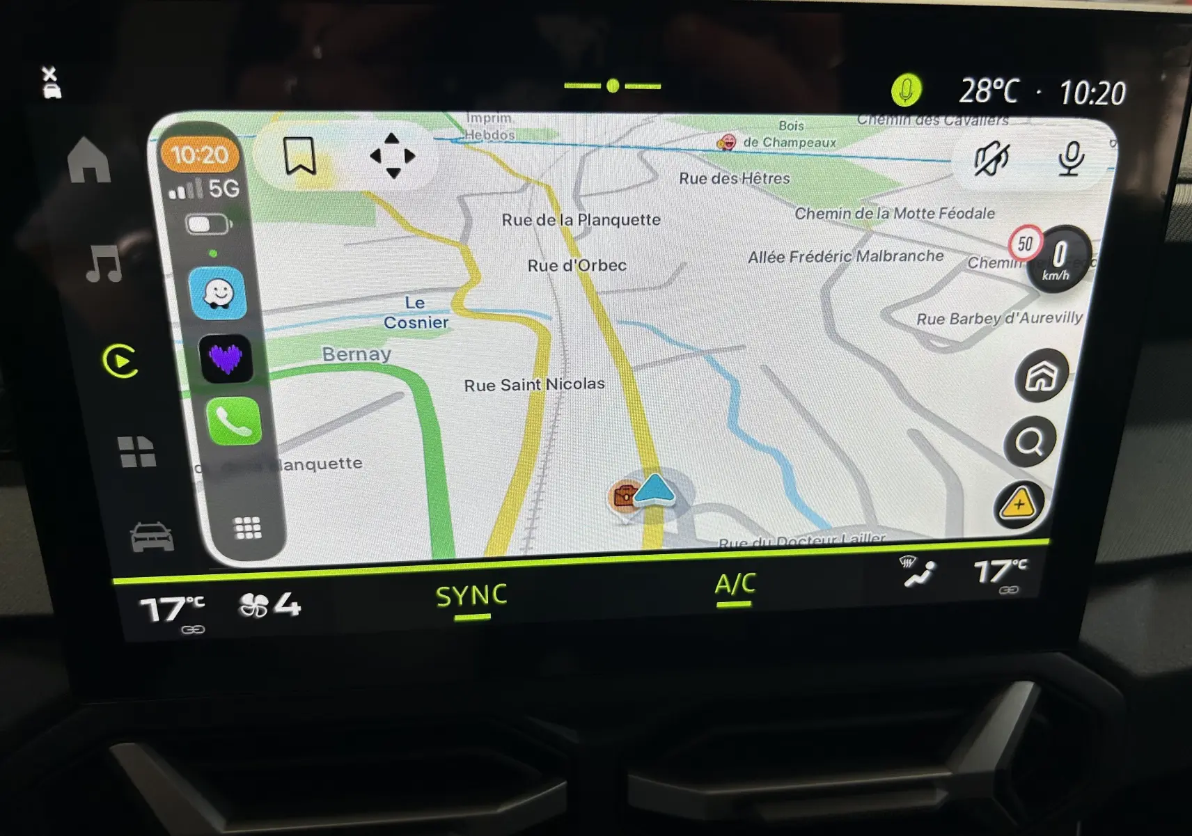 Écran tactile central du tableau de bord du Dacia Bigster 2026 affichant la navigation GPS et les commandes climatisation.