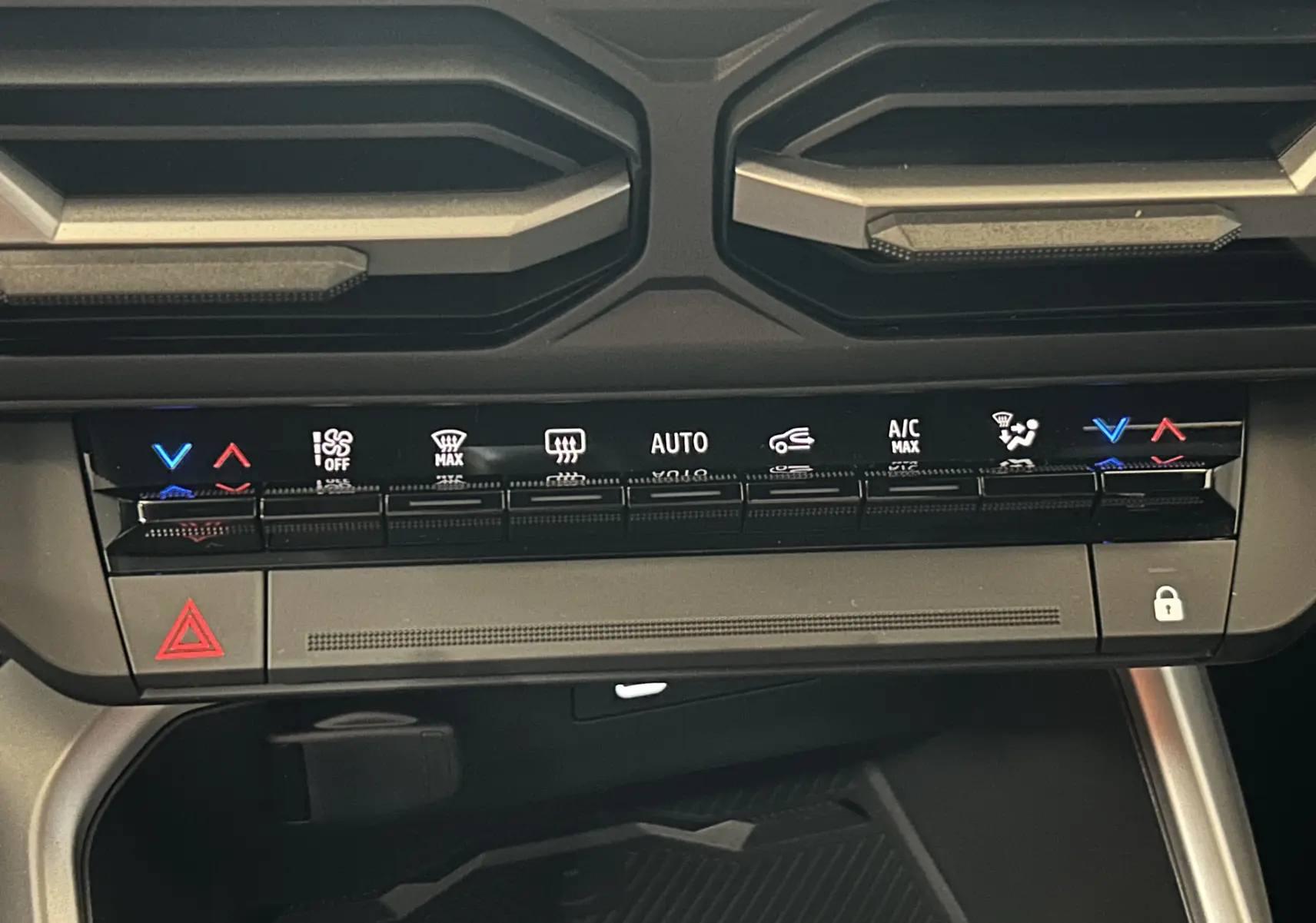 Détail du tableau de bord du Dacia Bigster 2026 noir nacré, montrant les commandes de climatisation et les aérateurs supérieurs.
