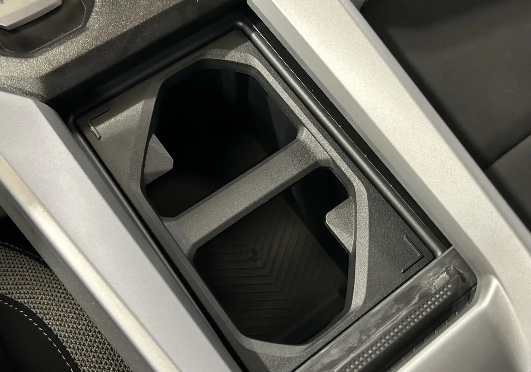Gros plan sur le porte-gobelets central et la console argentée intérieure du Dacia Bigster 2026.