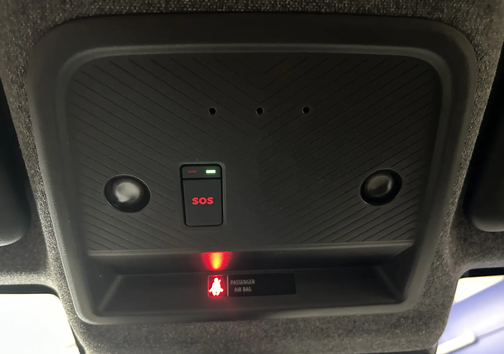 Plafonnier intérieur noir avec bouton SOS éclairé en rouge sur Dacia Bigster hybride 2026, vue de dessous.