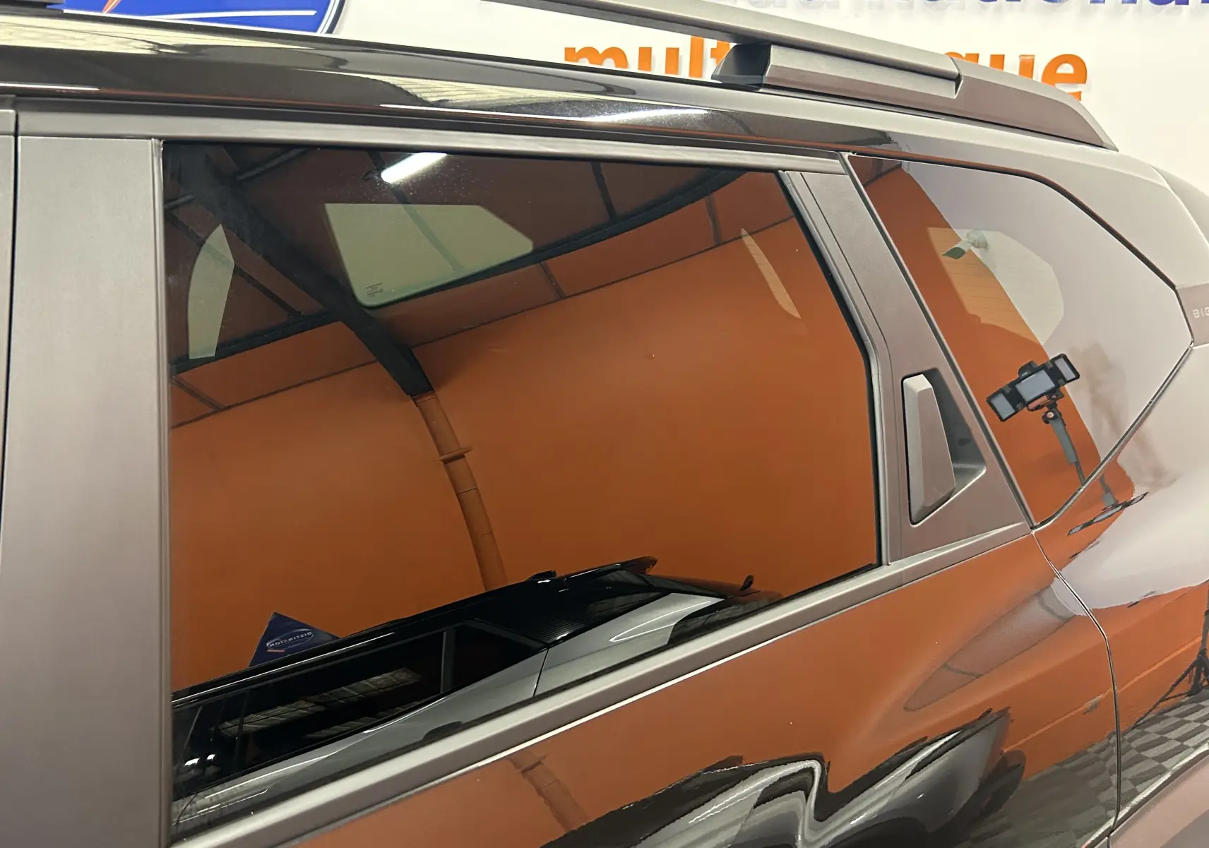 Vue latérale droite sur la porte arrière d’un Dacia Bigster noir nacré avec vitre teintée et cadre chromé.