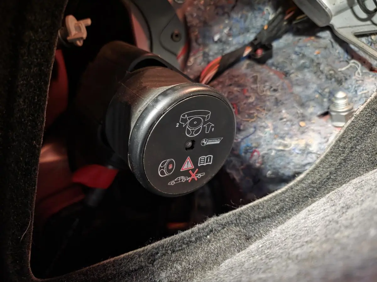 Gros plan sur l'attelage rabattable mécanique dans le coffre du Mercedes GLA 200 d rouge de 2017.