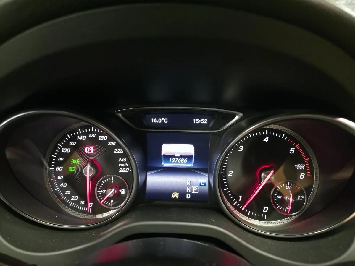 Tableau de bord de Mercedes GLA 200 d 2017, affichage numérique central avec compteur vitesse et compte-tours éclairés.