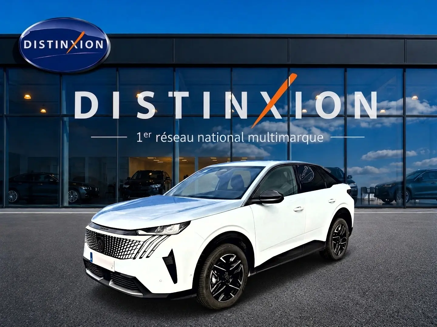 Peugeot 3008 blanc vue 3/4 avant droit, avec toit noir et jantes alliage noires devant showroom Distinxion.