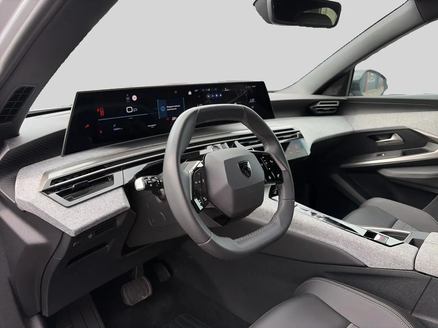 Intérieur du Peugeot 3008 2025 vue côté conducteur, volant cuir et tableau de bord numérique avec finition tissu gris clair.