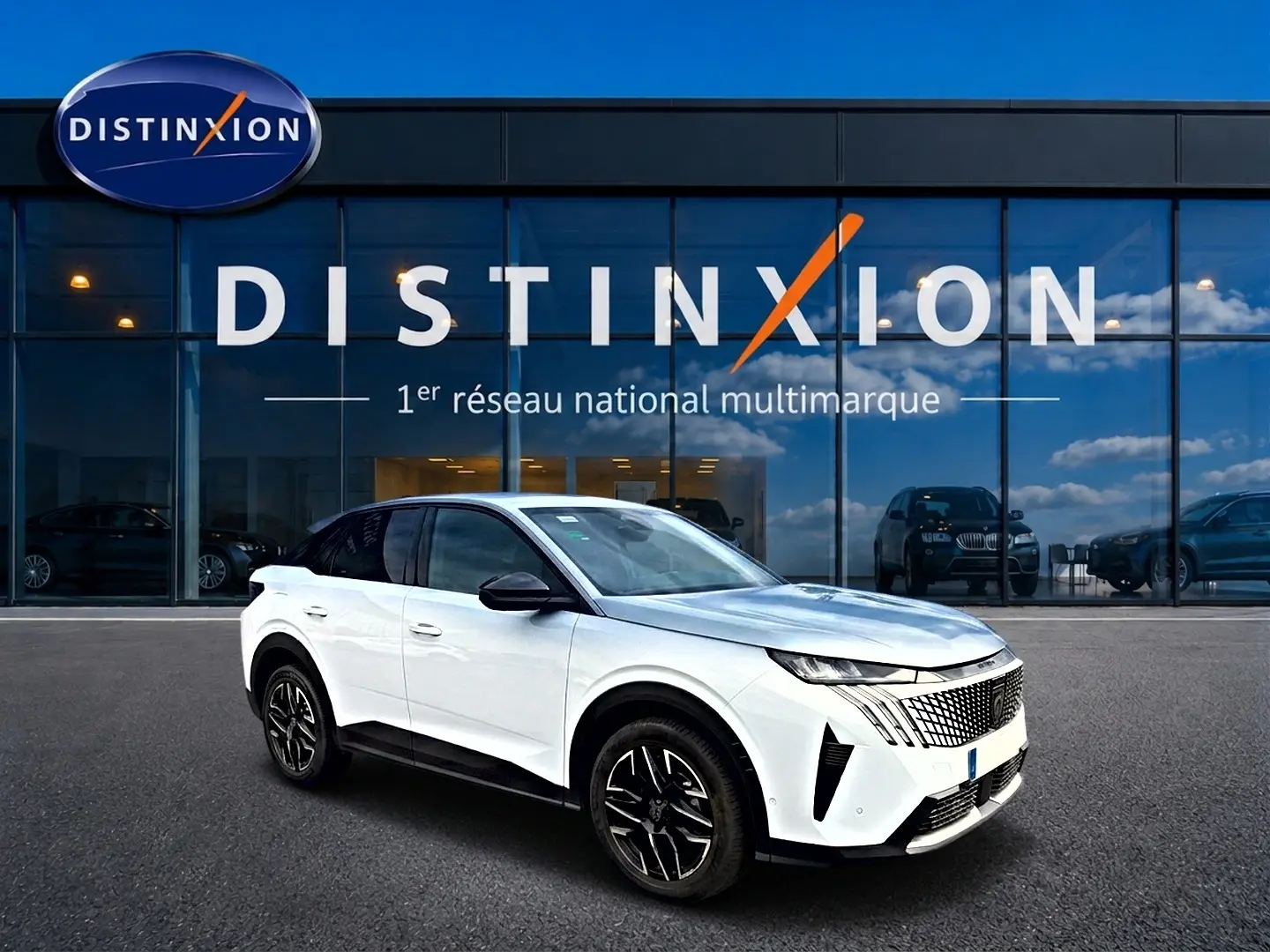 Peugeot 3008 blanc en 3/4 avant droit, avec calandre distinctive et jantes alliage noires devant showroom Distinxion.