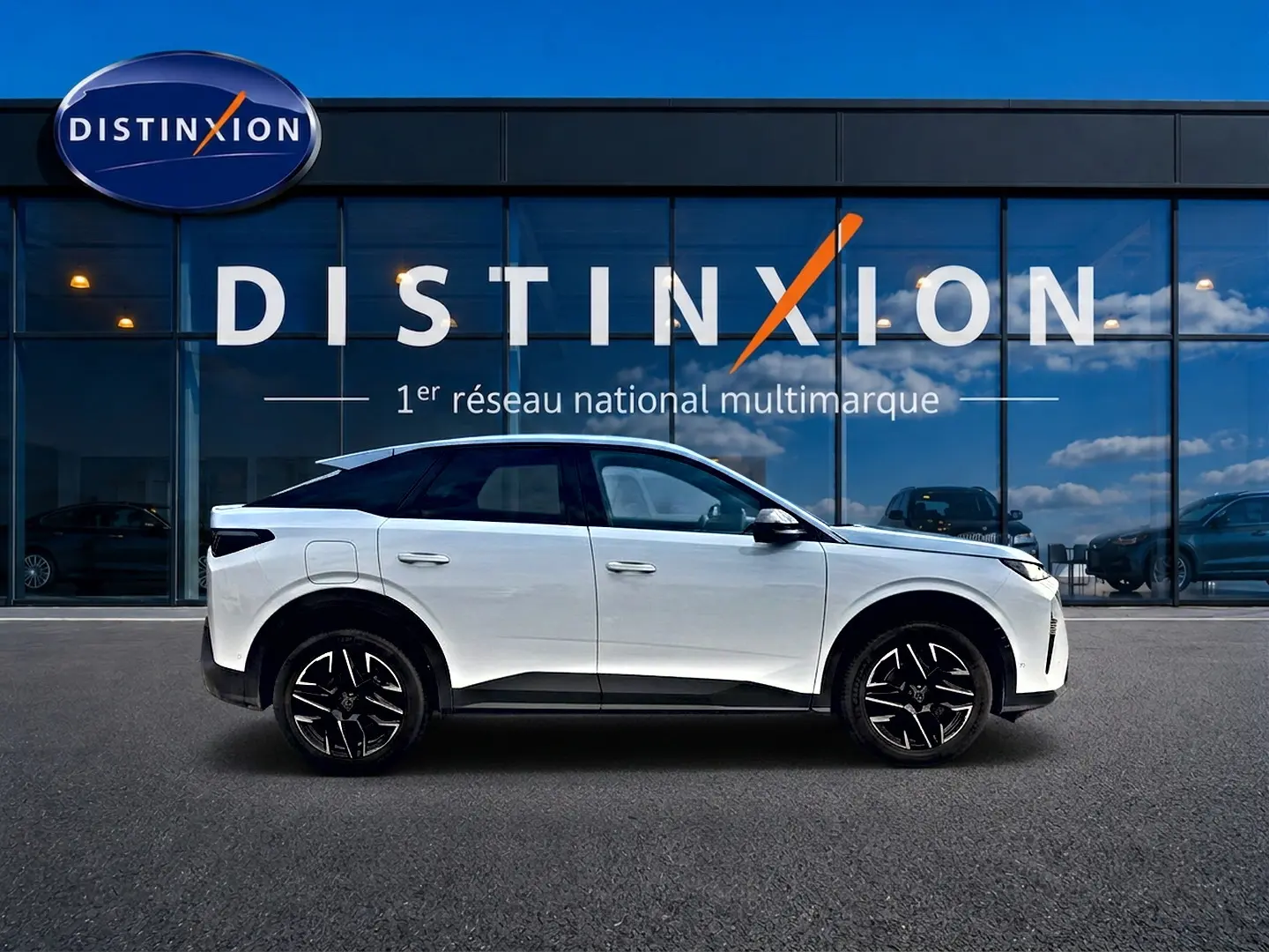 Peugeot 3008 blanc en profil droit, soulignant ses jantes noires et toit noir contrastant sur fond vitré.