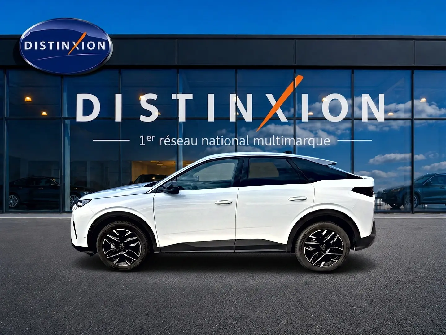 Peugeot 3008 blanc vue de profil côté gauche, jantes alliage noires, toit noir contrasté, devant showroom Distinxion.