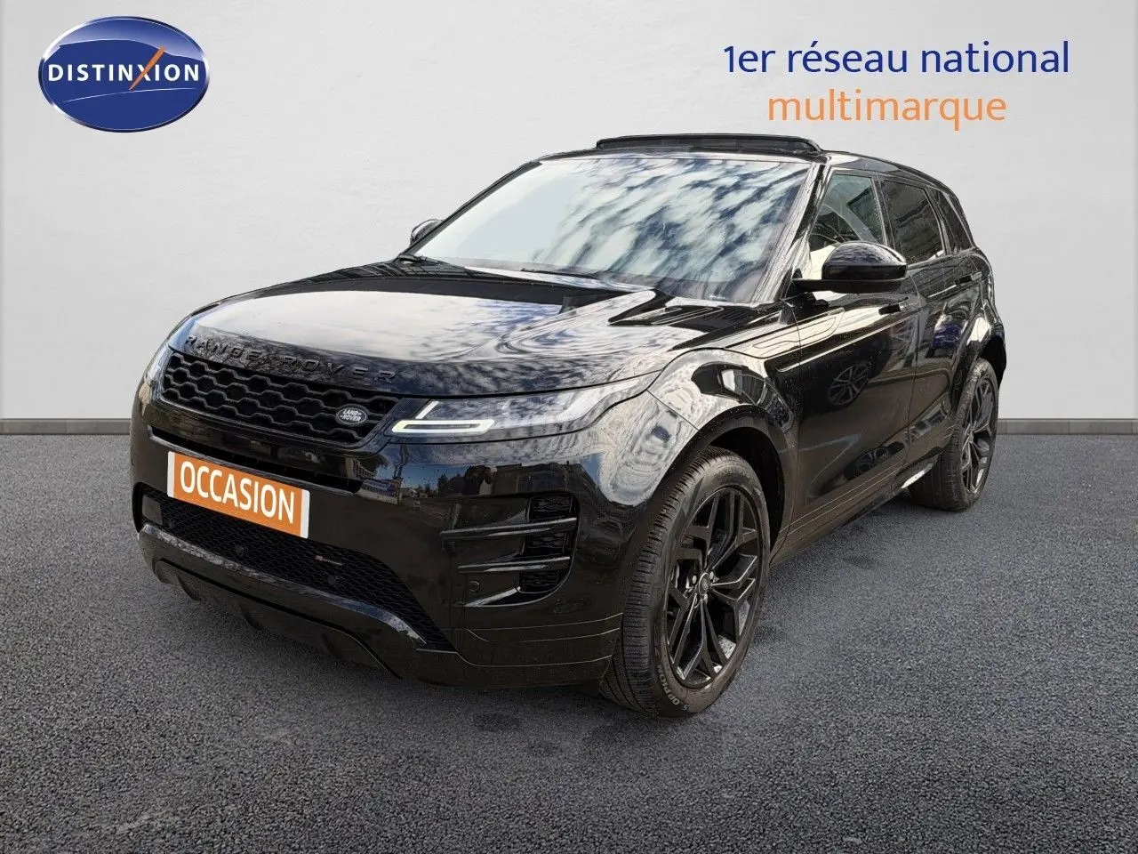 Vue 3/4 avant d'un Range Rover Evoque P300e noir Santorini avec jantes noires et calandre distinctive.