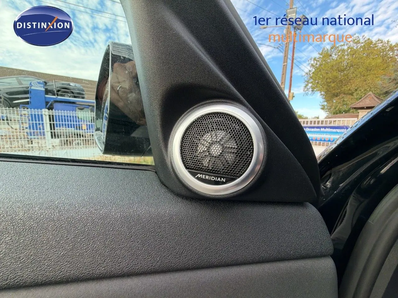 Gros plan sur l'enceinte Meridian côté gauche intérieur d'un Range Rover Evoque Santorini Black 2023.