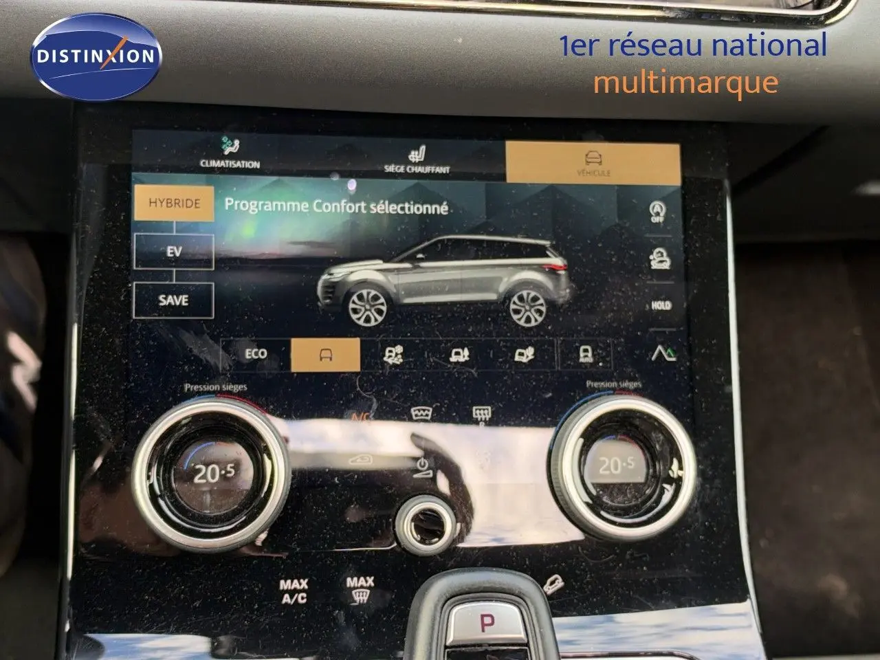 Écran tactile central du Range Rover Evoque 2023 affichant le mode confort en hybride, avec commandes de climatisation et sièges chauffants.