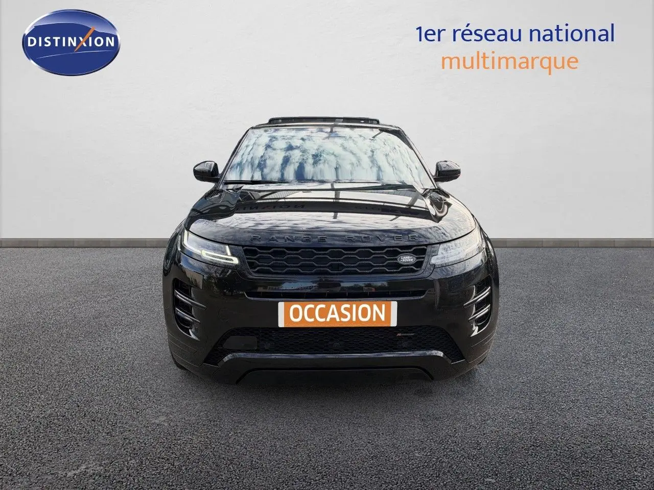 Vue frontale d'un Range Rover Evoque Santorini Black 2023, avec calandre noire et phares LED allumés.